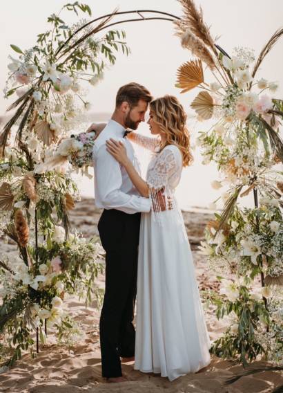 bride-groom-having-their-wedding-beach